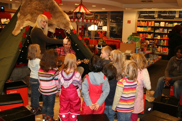gal/2010/2010 Saitentwist Mayersche Buchhandlung Essen 03.12.Lesezelt Frau Kuehn Verein/2010 Saitentwist Mayersche 03.12. Lesezelt Frau Kuehn Essen 065.jpg
